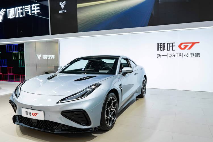 东莞138哪吒汽车在智能汽车领域的表现，领途汽车在新能源汽车市场中的影响力